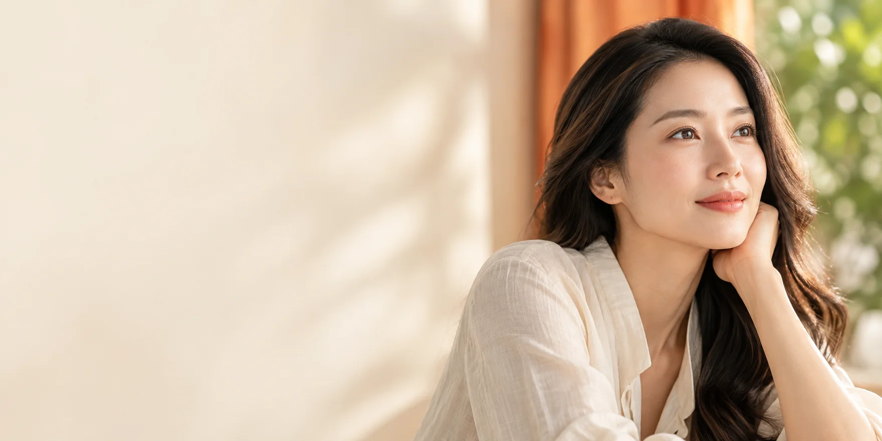 Hình minh họa người phụ nữ đón ánh sáng tự nhiên
